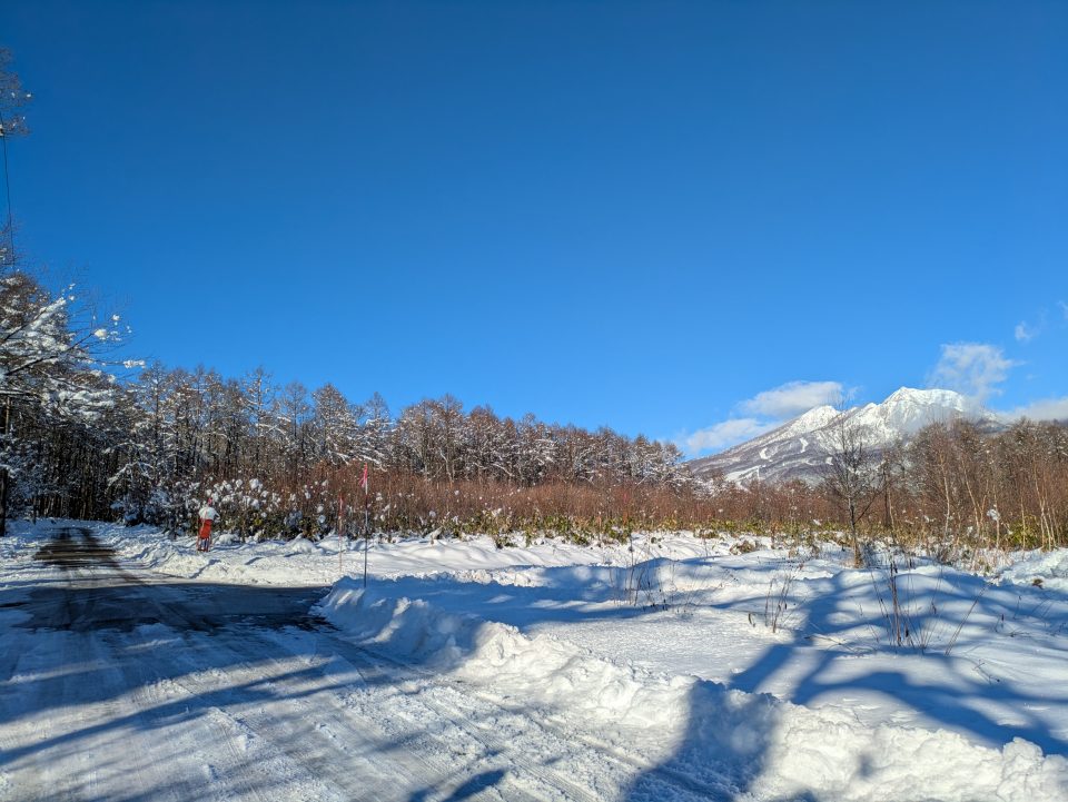 冬の妙高山と妙高杉ノ原スキー場