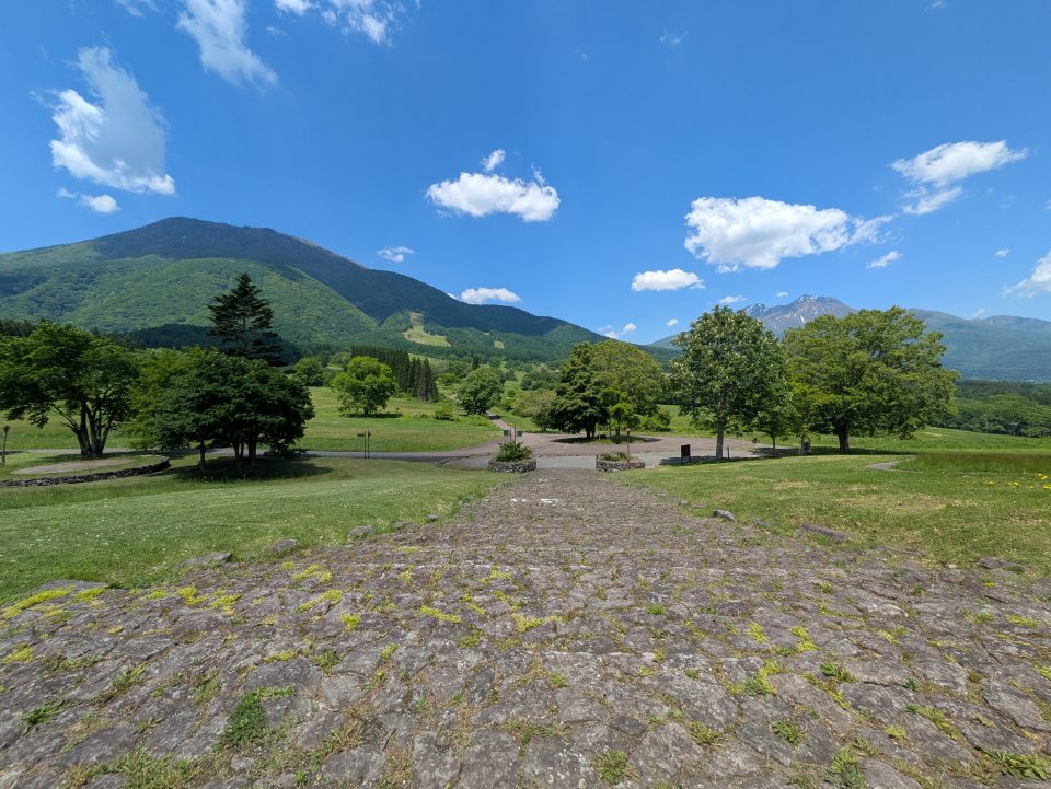 黒姫童話館から見る黒姫山と妙高山